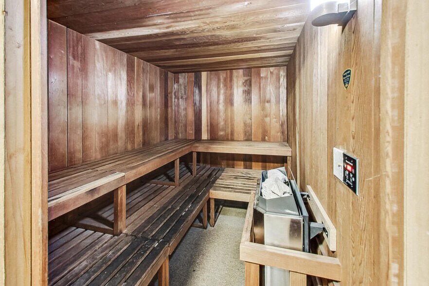 Building Photo - 1516 N State Pky