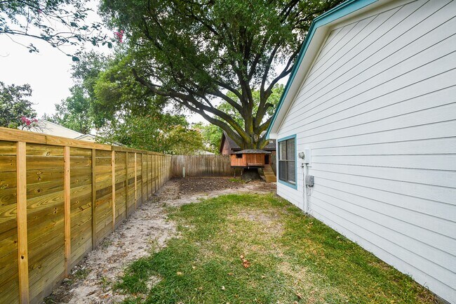 Building Photo - 15803 Lakedale Dr