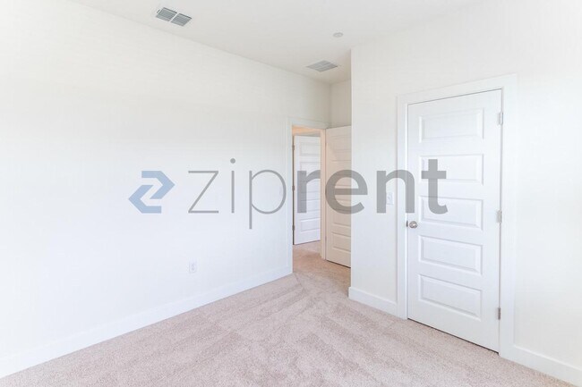 Building Photo - Unit B