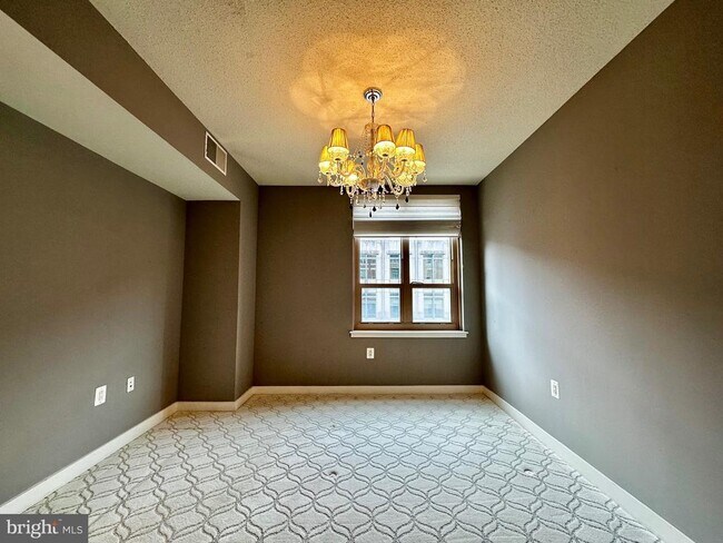 Building Photo - 888 N Quincy St