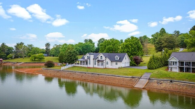 Building Photo - Experience lakefront living at its finest in the heart of East TN