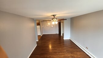 Building Photo - 121 W Elk Trl