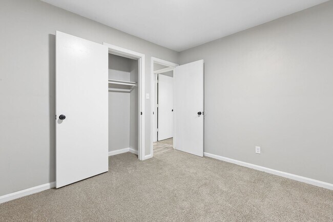 Building Photo - 211 Woodview Ave