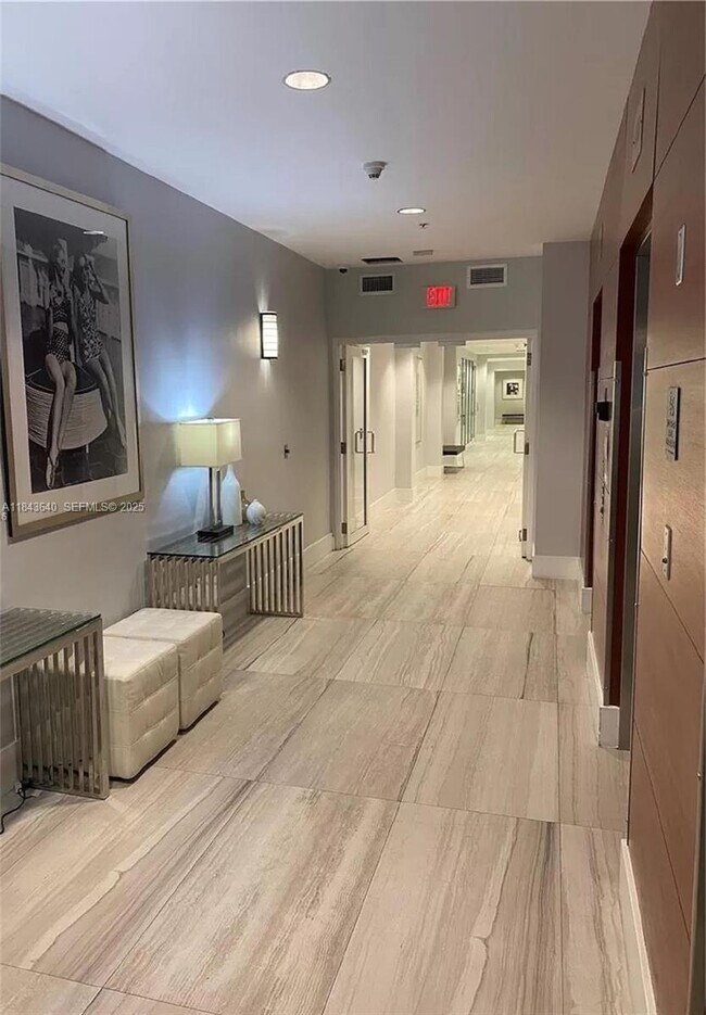 Building Photo - 1861 NW S River Dr