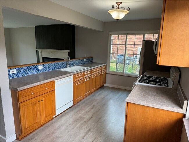 Building Photo - 300 Taylor St