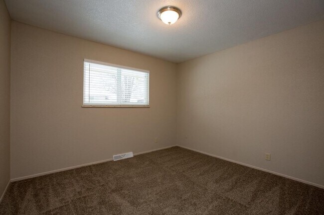 Building Photo - Students Welcome! Great Location!