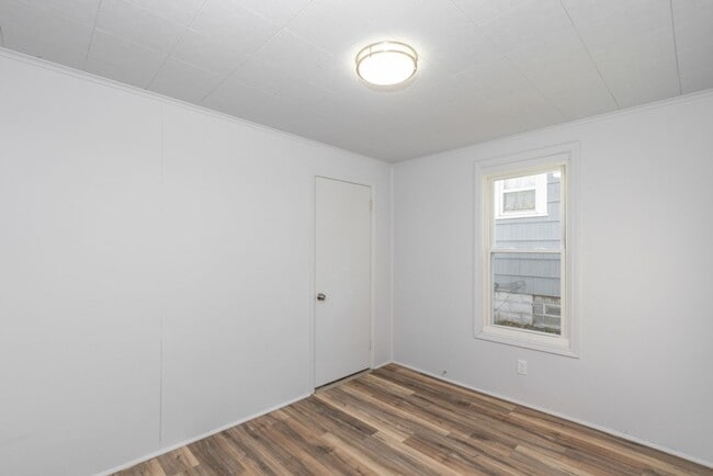 Building Photo - Single-Family House with 2BR and 1BA