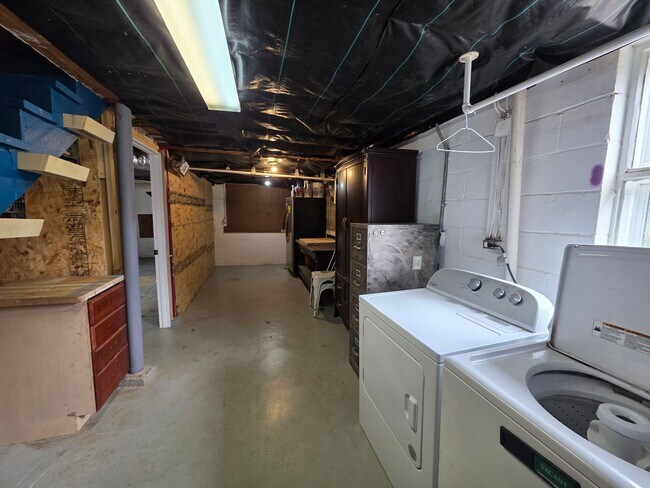 Building Photo - Charming 2BR with Walk-Out Basement, Fenced Yard & Flexible Murphy-Bed Office