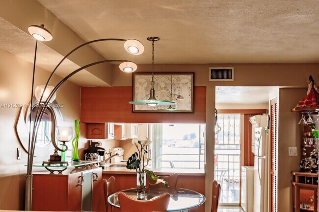 Building Photo - 2670 W 60th St