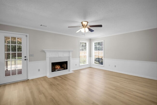 Building Photo - Stunning 4-bed Home in Hinesville With Two...