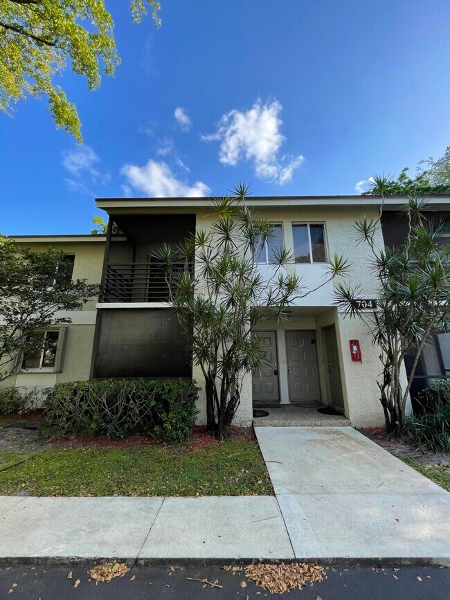 Building Photo - 704 Gardens Dr