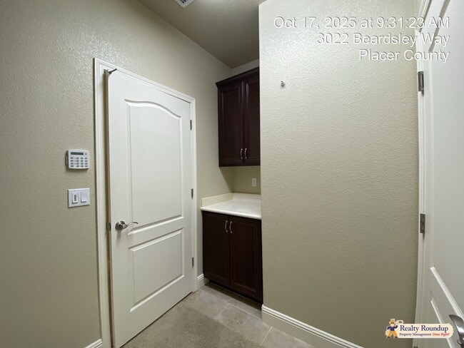 Building Photo - Pristinely Maintained Roseville Home with ...