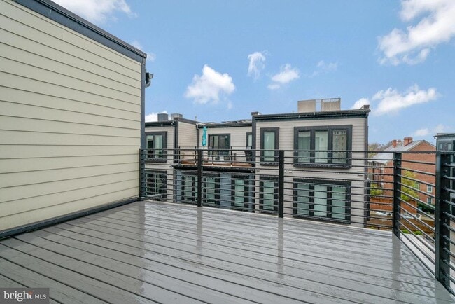 Building Photo - 601 N Henry St