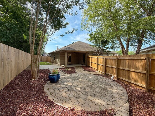 Building Photo - 3 Bedroom 2 Bath Home for Rent with Charmi...