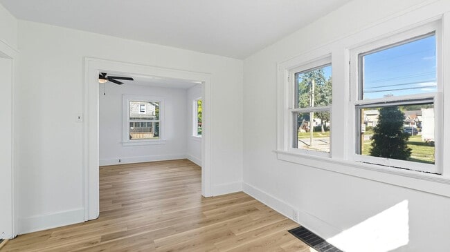 Building Photo - NEW LISTING! 2 Bedroom home!