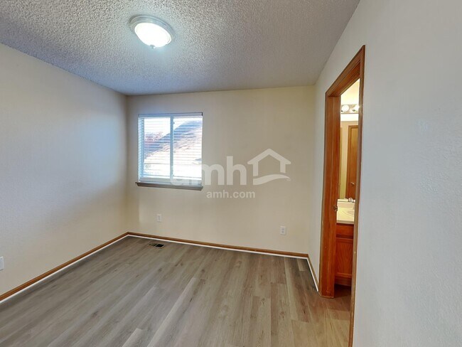 Building Photo - 8952 Cloverleaf Cir