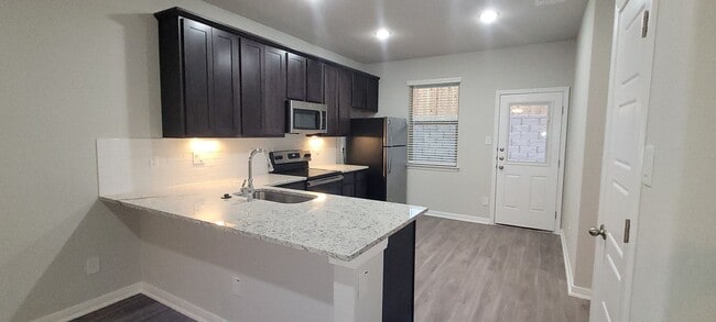 Building Photo - Gorgeous 3/2.5 on cul-de-sac in Cibolo with primary bedroom downstairs.