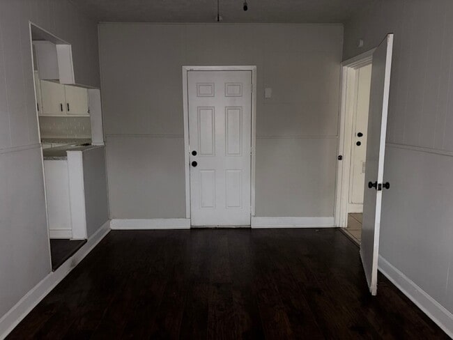 Building Photo - 6122 Glenhurst Dr