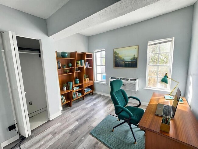 Building Photo - 704 Cordova Dr