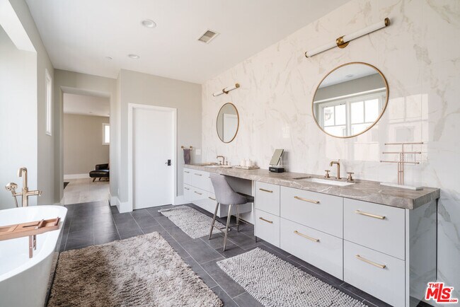 Building Photo - 13065 Bluff Creek Dr