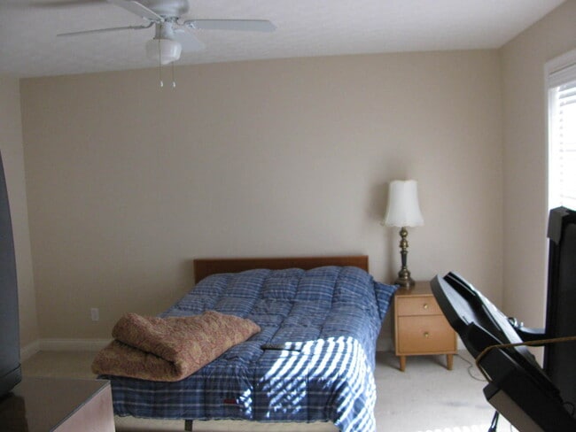 Building Photo - Like new home in Oldham County