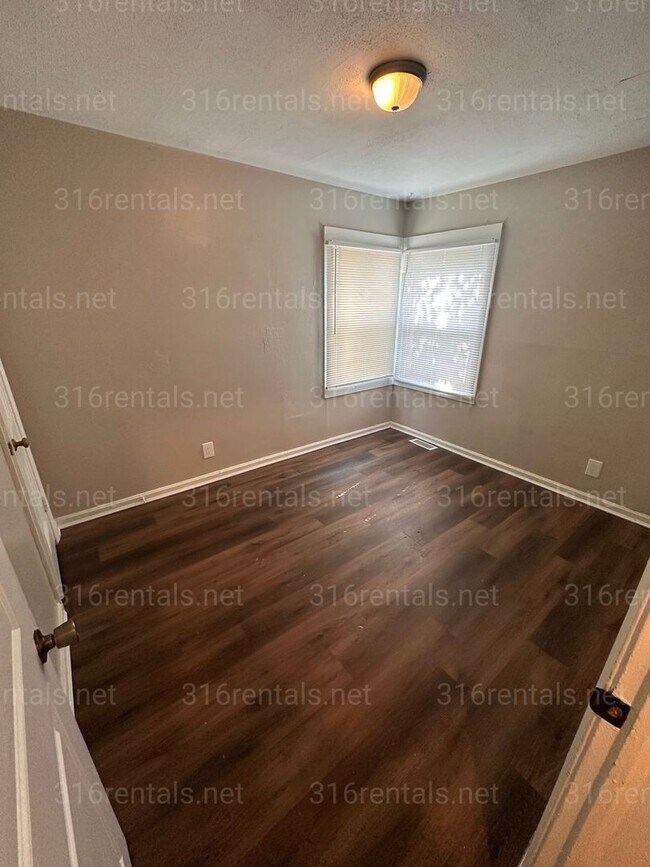 Building Photo - $950 - 2 bedroom / 1 bathroom home with a bonus loft!