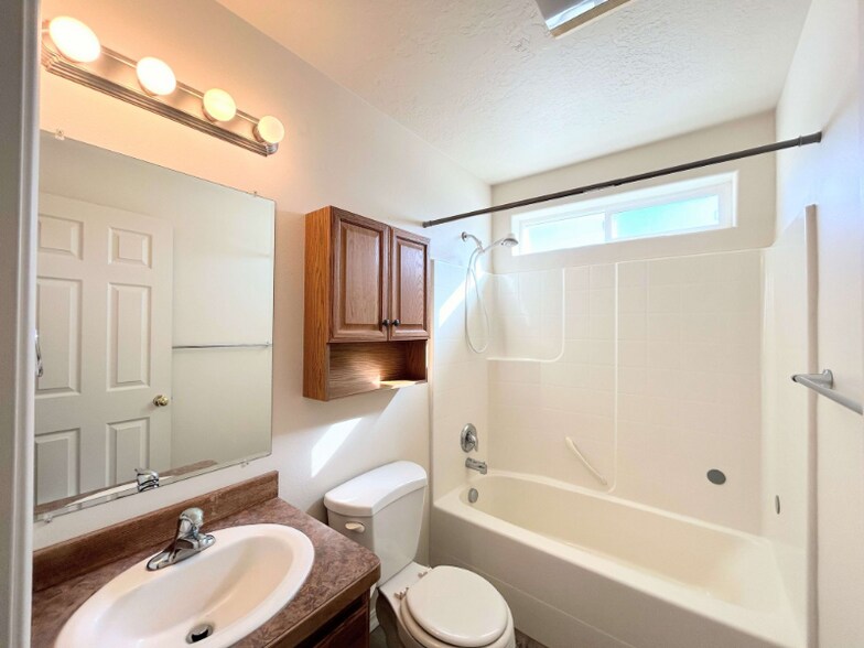 Building Photo - 1129 Golden Pheasant Dr