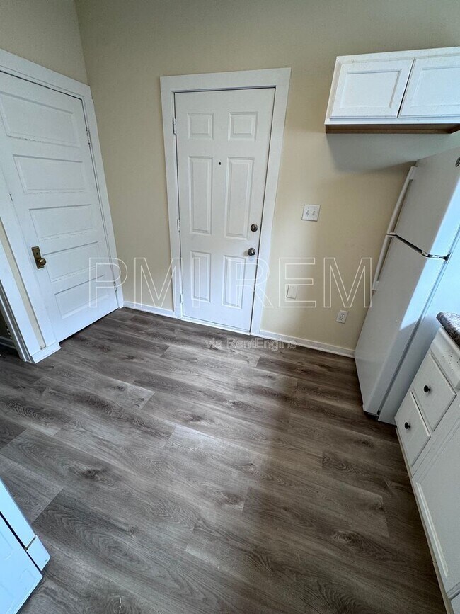 Building Photo - 1855 Flint Ave