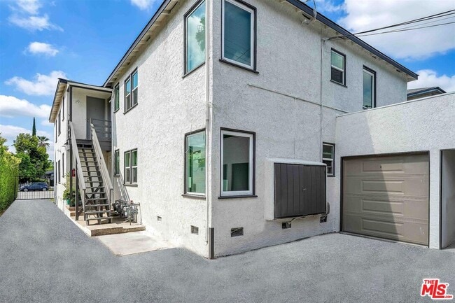 Building Photo - 11575 Riverside Dr