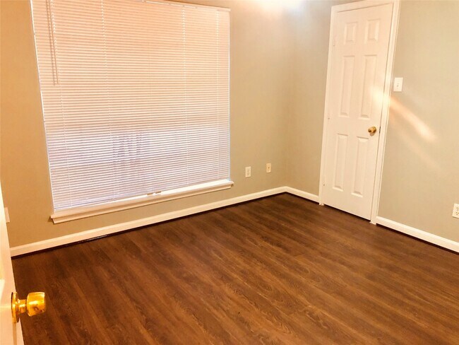 Building Photo - 2510 Carriage Ln