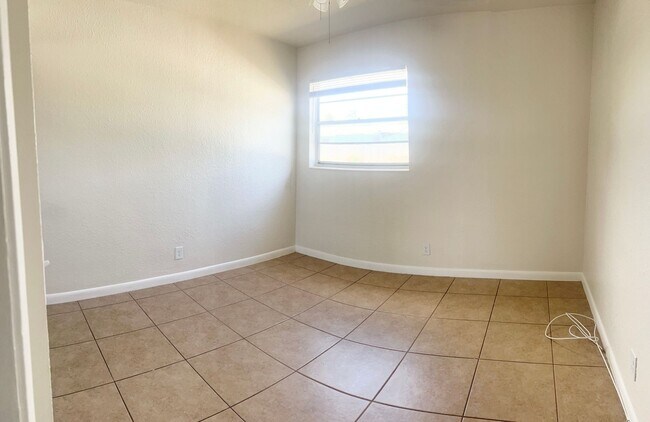 Building Photo - LARGE NEWLY RENOVATED APARTMENTS Application fee is waived during move in