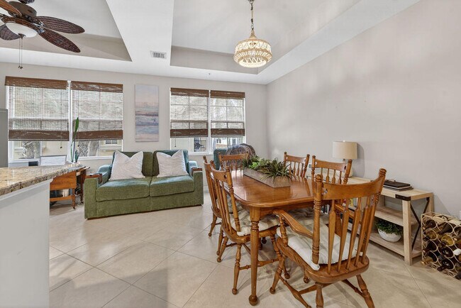 Building Photo - 11860 Valencia Gardens Ave