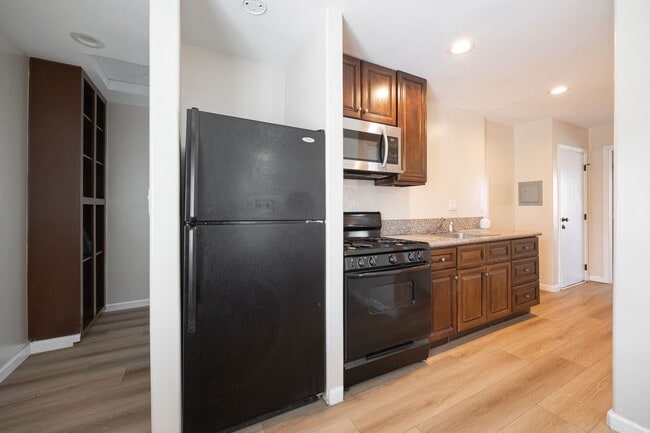 Building Photo - Don't miss the chance to rent this fully f...