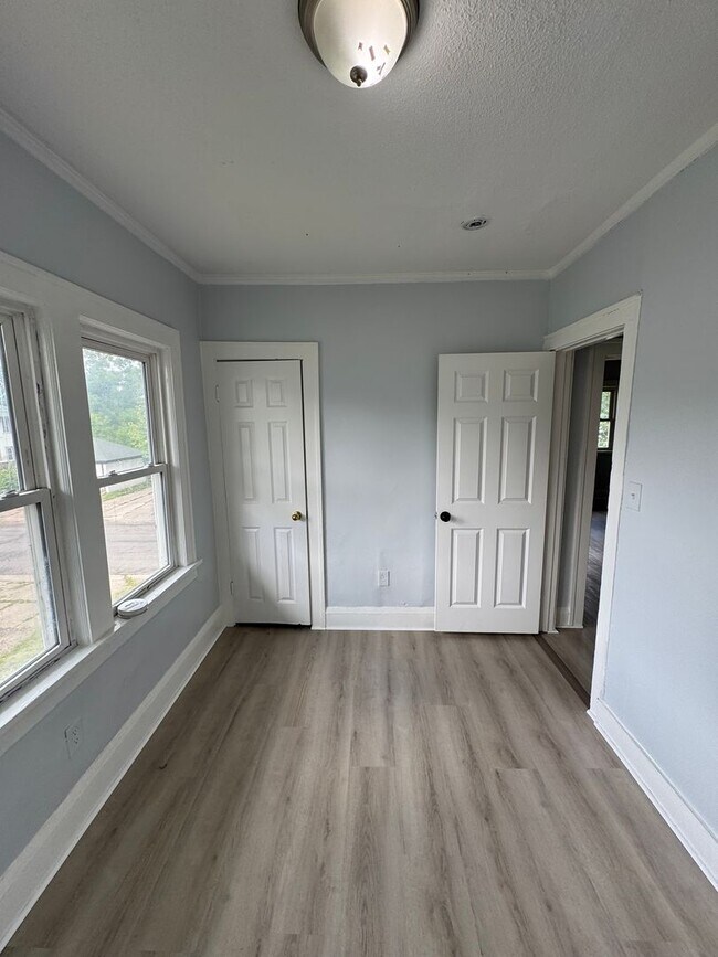 Building Photo - 1429-31 Knox Ave N