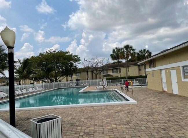 Building Photo - 10092 Twin Lakes Dr