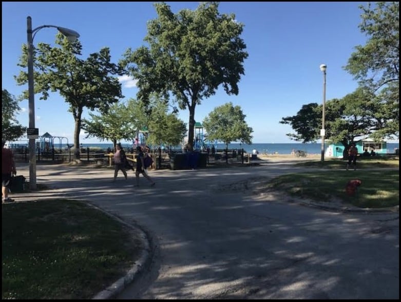 Building Photo - 7033 N Sheridan Rd