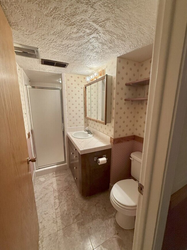 Building Photo - Spacious 5 Bedroom, 2 Bath Home with Moder...