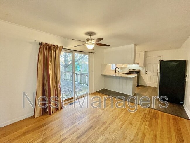 Building Photo - 3522 Thomas Dr