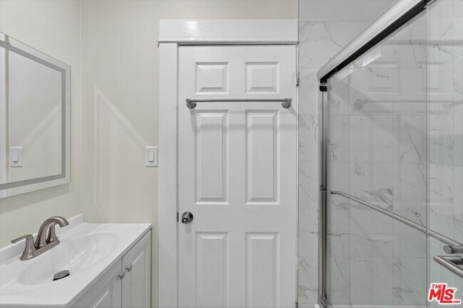 Building Photo - 5008 S Wilton Pl