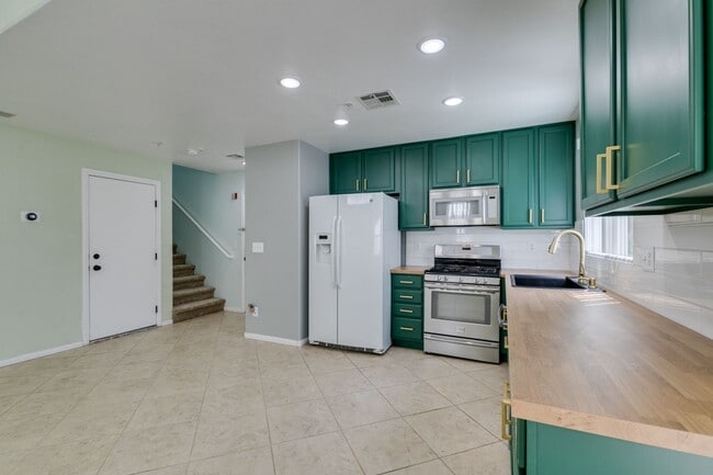 Building Photo - GORGEOUS OPEN FLOORPLAN*GATED COMMUNITY*CO...