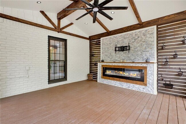 Building Photo - 3270 Brookview Dr