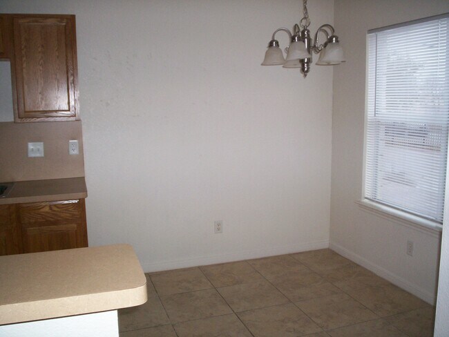 Building Photo - 2203 Botanical Dr