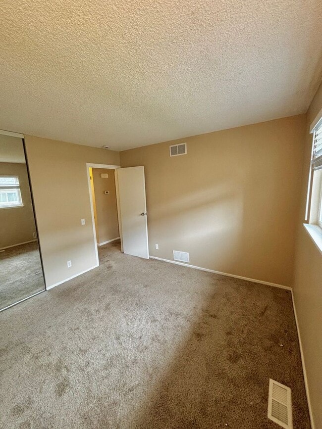 Building Photo - Beautifully Updated 2-Bedroom Townhome in ...