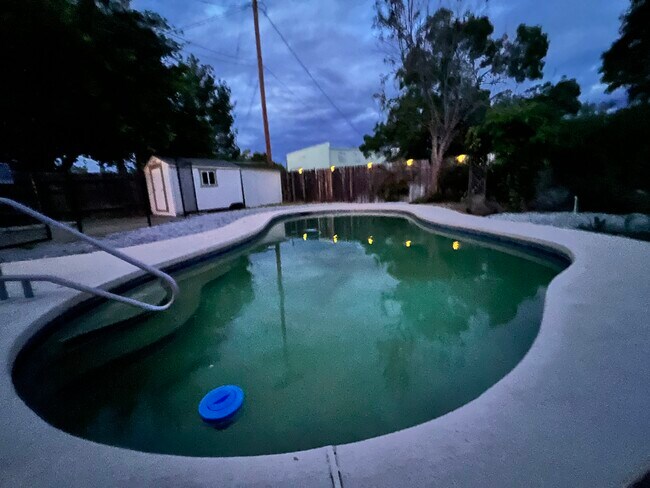 Building Photo - 3320 Panorama Dr