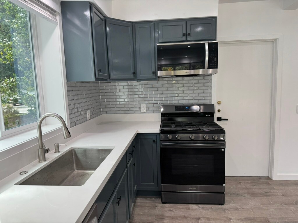 Building Photo - 2212 Linda Flora Dr