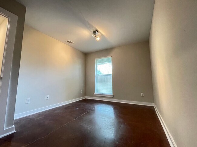 Building Photo - Dallas 3 story Loft