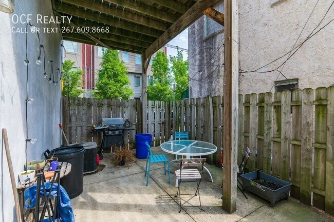 Building Photo - Three Bedroom Graduate Hospital Apartment