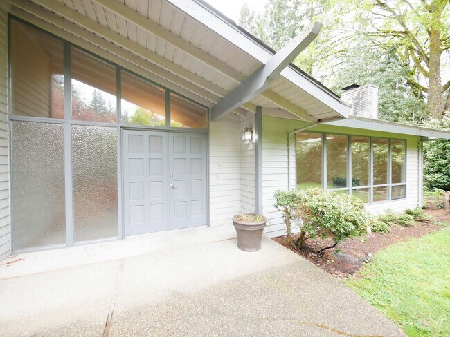 Building Photo - 3 Bed and 3 Bath Plus Office Private Singl...