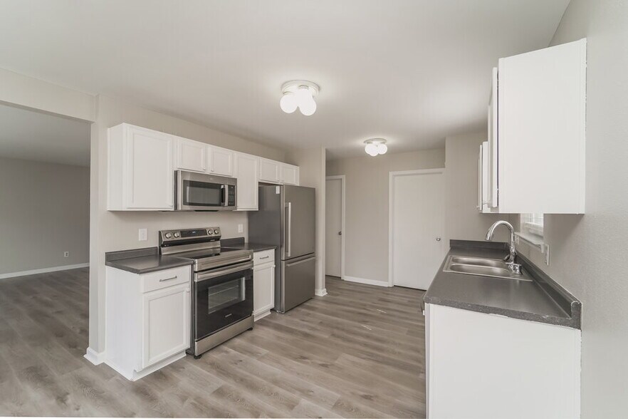 Building Photo - 822 Littleton Dr