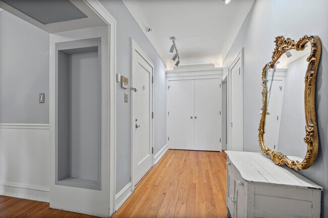 Building Photo - 906 Oakton St